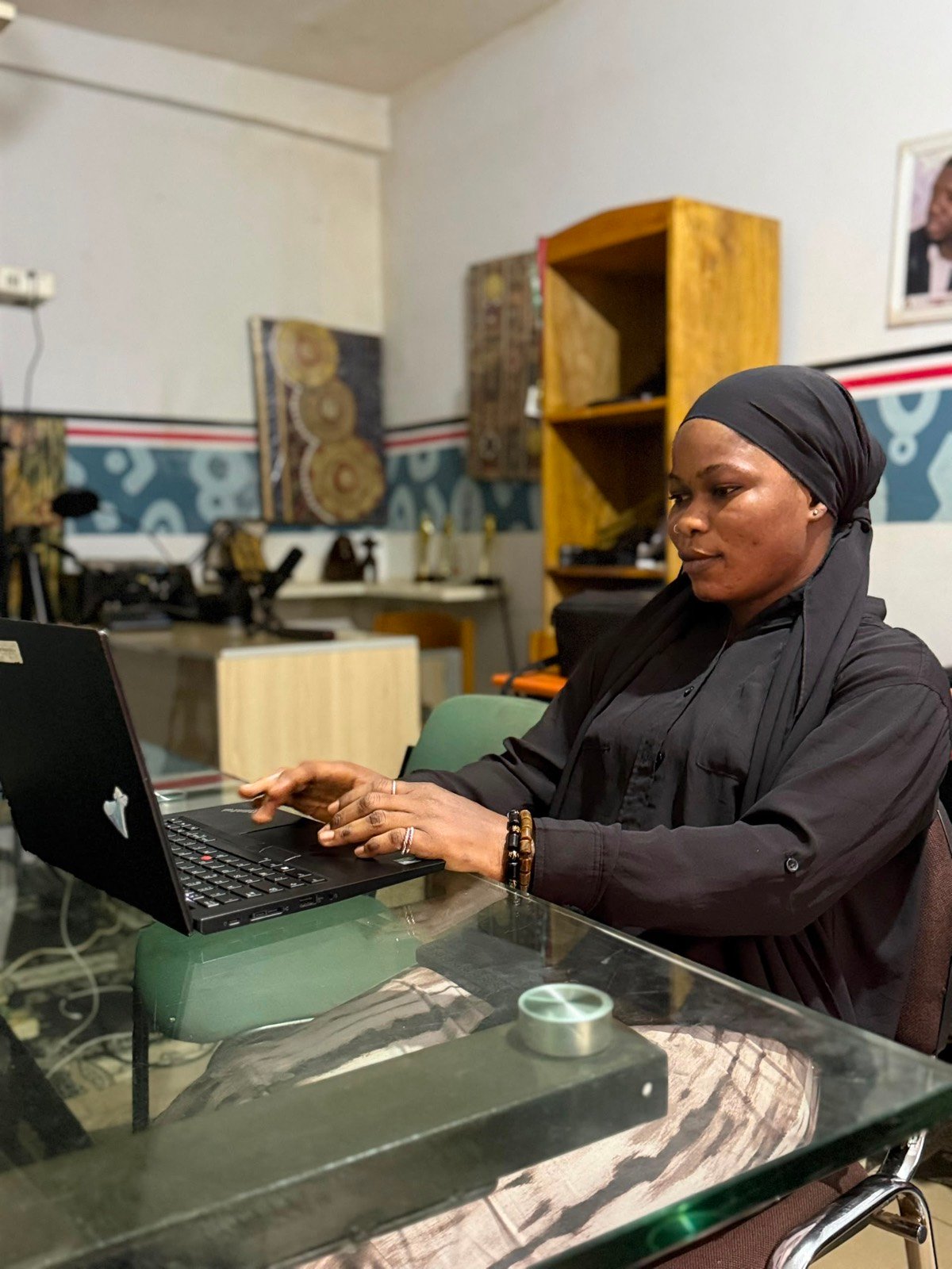 Apprenante AMBA SOCIETY en pratique sur ordinateur